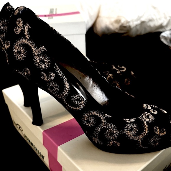 Elegant Black and Gold Velvet Heels - Picture 1 of 5